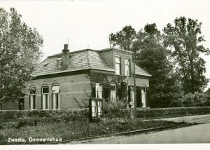 Voormalig gemeentehuis in de Hoofdstraat te Zweeloo ± 1935